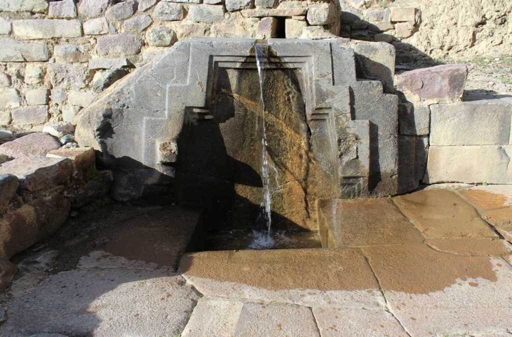 Água jorra pelo Baño de la Princesa, nas ruínas da cidade inca de Ollantaytambo