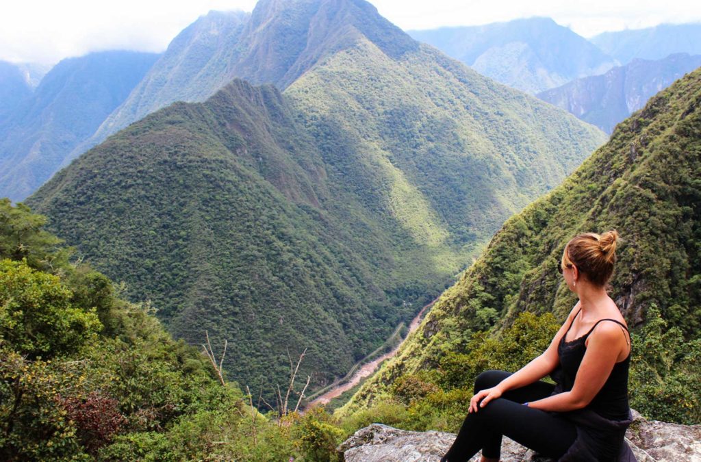 Mulher admira a vista das montanhas durante a Trilha Inca curta