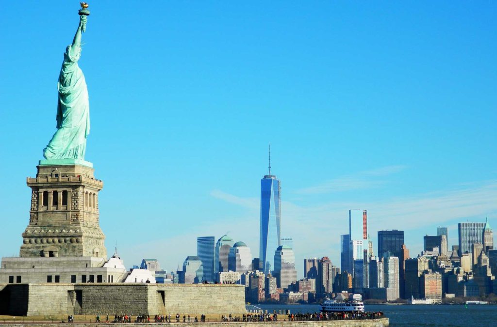 Estátua da Liberdade com o skyline de Nova York ao fundo