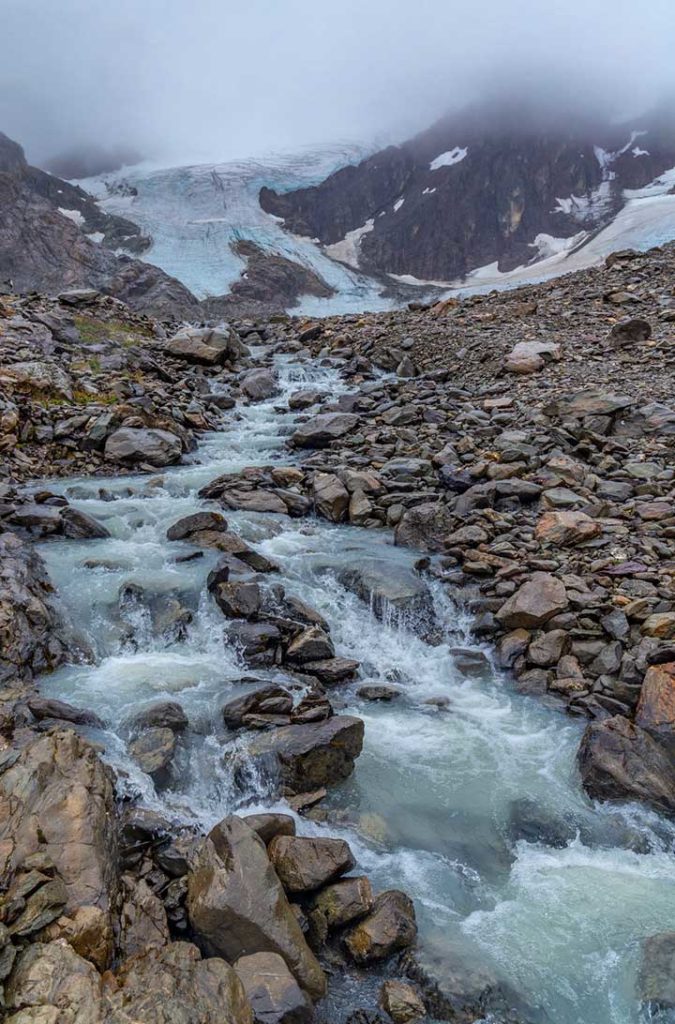 Rio que escorre da Laguna de Los Tempanos com o Glaciar Vinciguerra ao fundo