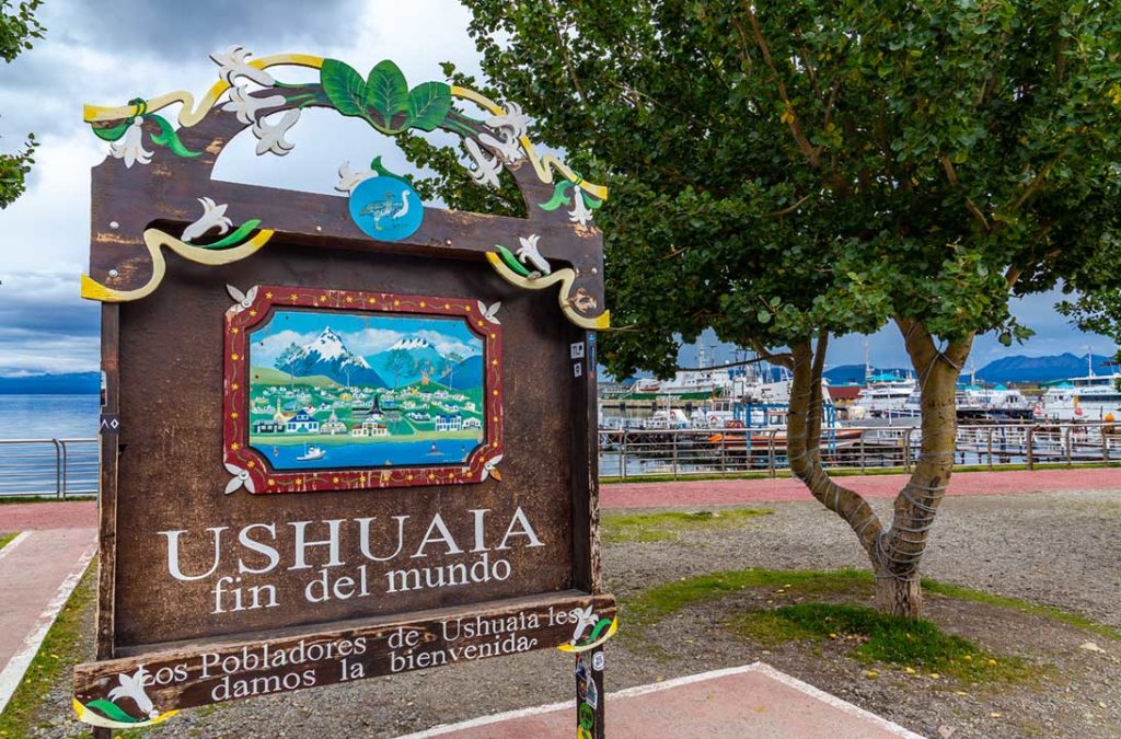 Placa dá as boas vindas aos visitantes que chegam ao porto de Ushuaia