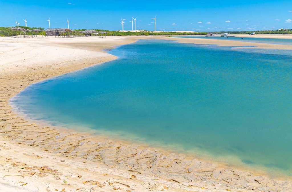 Praia da Barra Nova, em Morro Branco, com o parque eólico ao fundo