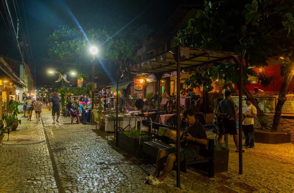 Movimentação noturna na rua conhecida como 'Broadway', em Canoa Quebrada, no Ceará