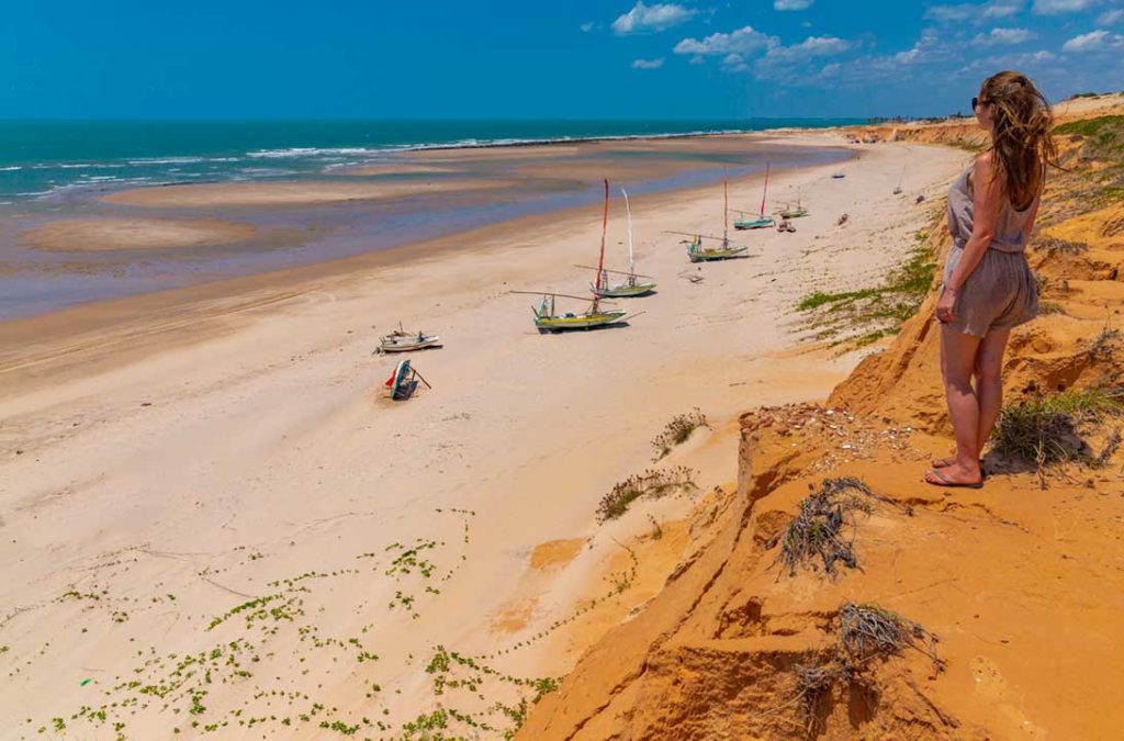 Mulher admira vista do alto das falésias da Praia de Canoa Quebrada