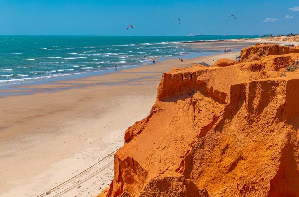 Parapentes vistos do alto das falésias de Canoa Quebrada, no Ceará