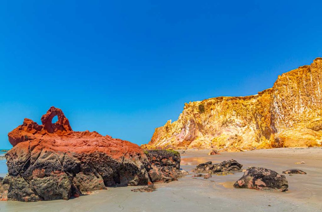 Pedra Furada é atração nas falésias da Praia de Ponta Grossa, em Icapuí