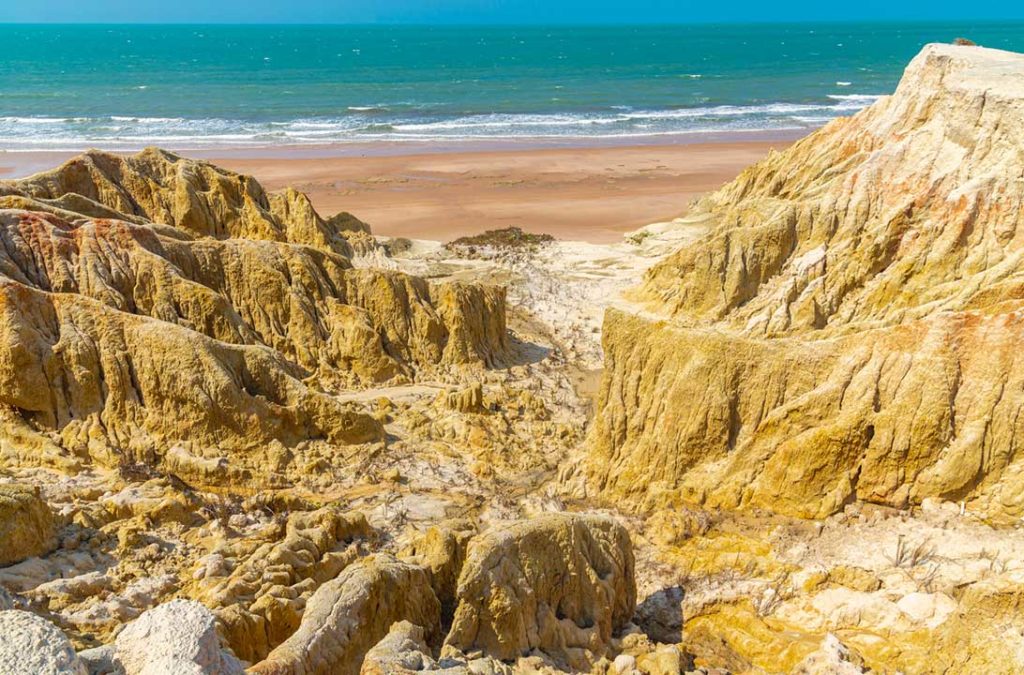 Falésias da Garanta do Diabo, na Praia de Fontainha, Ceará