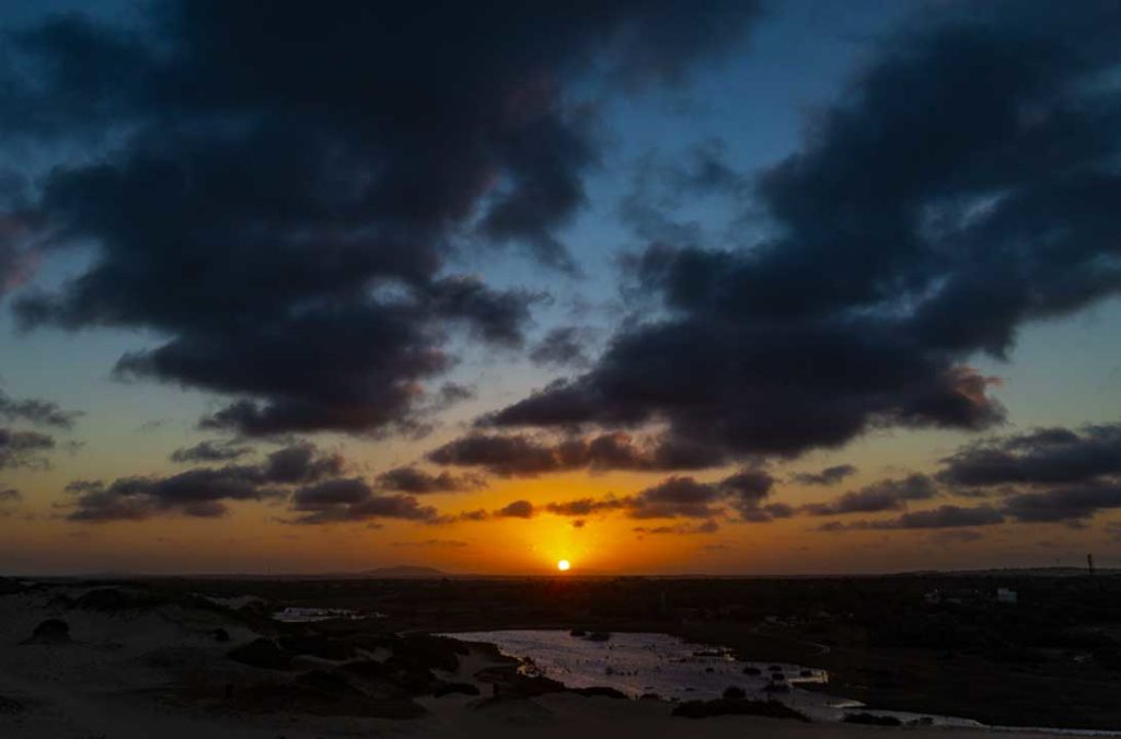 Pôr do sol visto do alto das dunas da Praia de Morro Branco, no Ceará