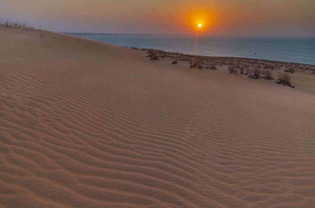 Pôr do sol visto das dunas da Praia de Ponta Grossa, em Icapuí
