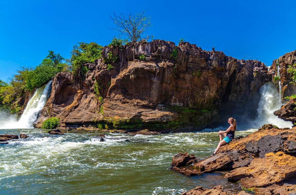 Mulher admira a Cachoeira da Prata, no Parque Nacional da Chapada das Mesas