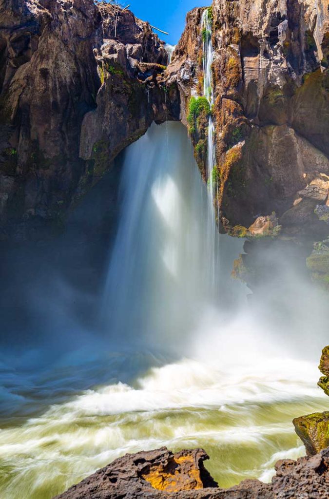 Água passa por buraco nas rochas na Cachoeira da Prata, no Parque Nacional da Chapada das Mesas