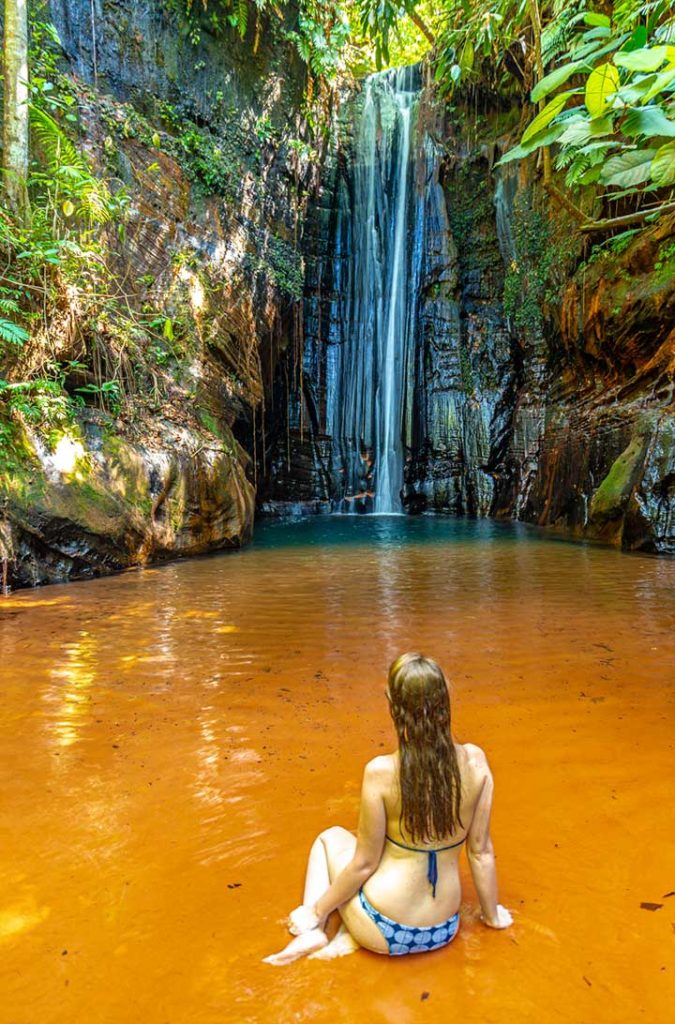 Mulher admira a Cachoeira do Capelão, na Complexo Pedra Caída