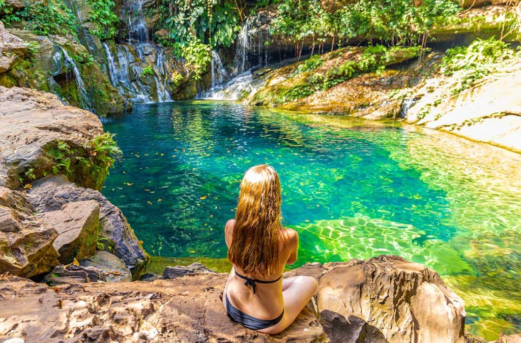 Mulher admira o Poço Azul, atração da Chapada das Mesas (MA)