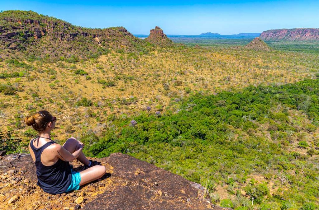 Mulher admira a paisagem da Chapada das Mesas durante a Trilha do Mirante