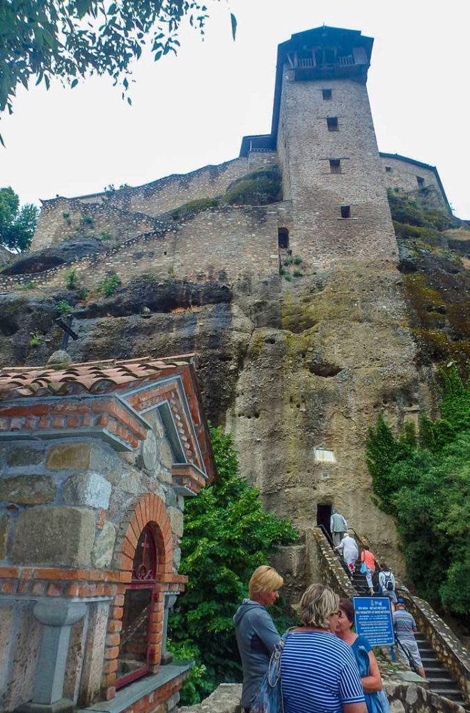 Visitantes sobem as escadas do Mosteiro Grande Meteoro, na Grécia