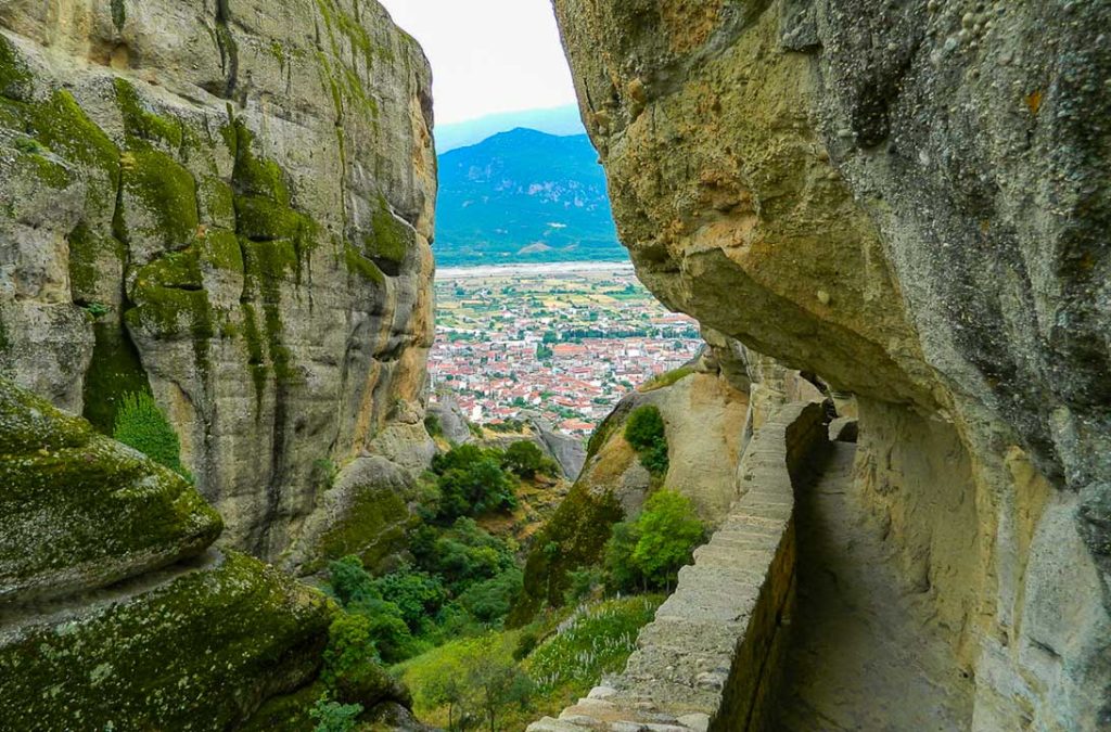 Trilha entre as rochas desce dos Mosteiros de Meteora até a cidade de Kalambaka, na Grécia