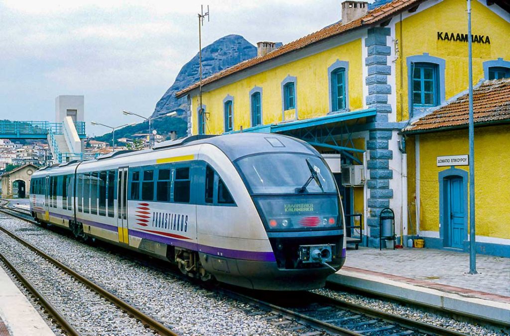 Trem para na estação ferroviária de Kalambaka, na Grécia