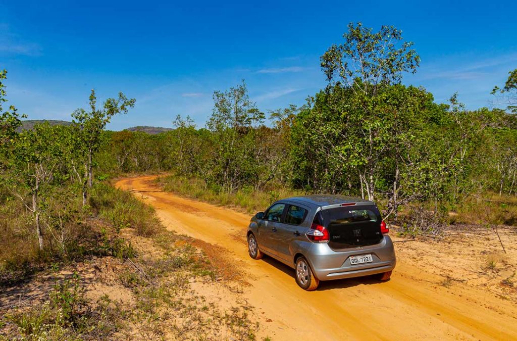 Carro passa por estrada de terra a caminho da Cachoeira do Dodô, atração da Chapada das Mesas