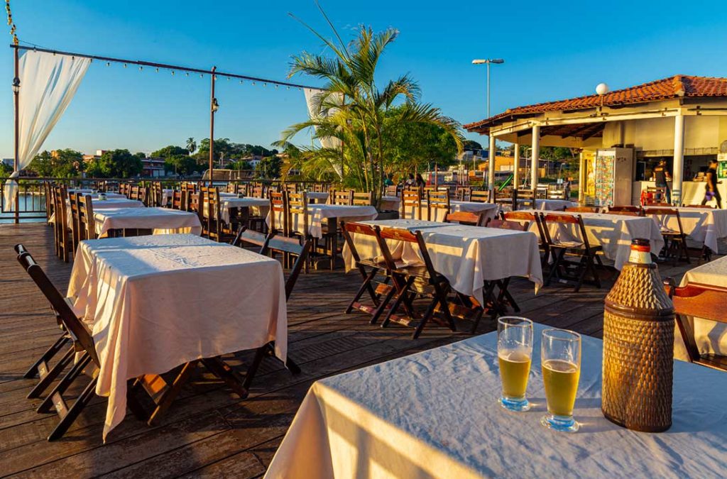 Copos de cerveja servidos em mesa de bar na cidade de Carolina, Maranhão