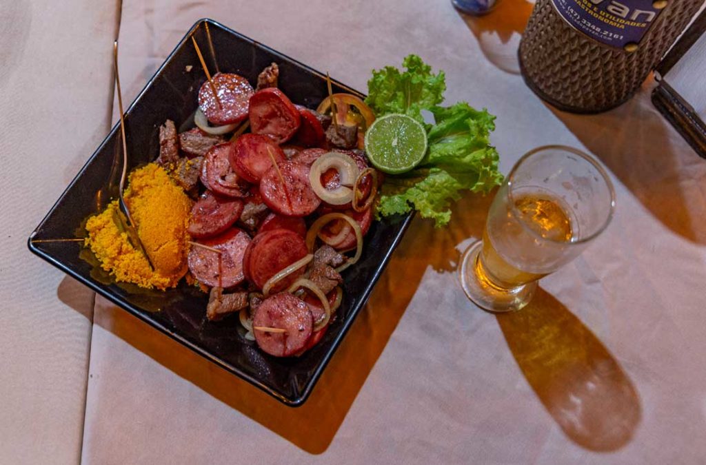 Prato de carne de sol com calabresa servido em bar da cidade de Carolina, no Maranhão