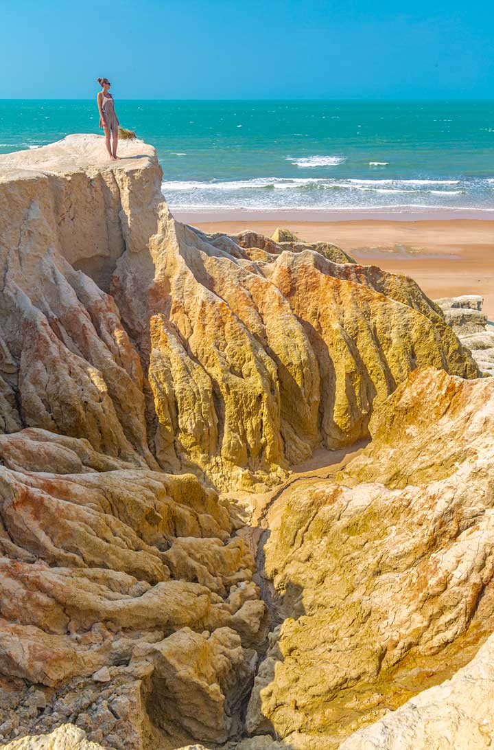 Mulher admira as falésias da Garanta do Diabo, na Praia de Fontainha