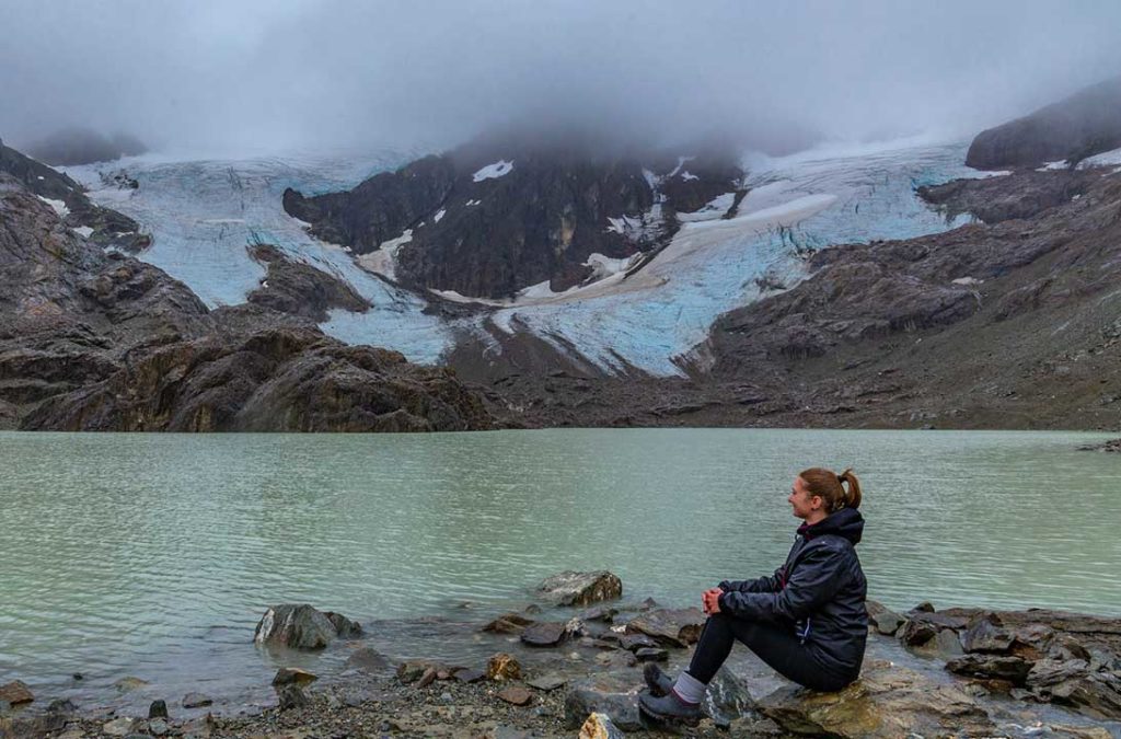 Mulher admira a Laguna de Los Tempanos com o Glaciar Vinciguerra ao fundo, em Ushuaia