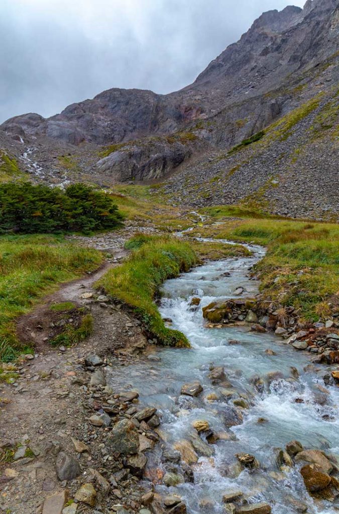 Paisagem da trilha que leva à Laguna de Los Tempanos e ao Glaciar Vinciguerra