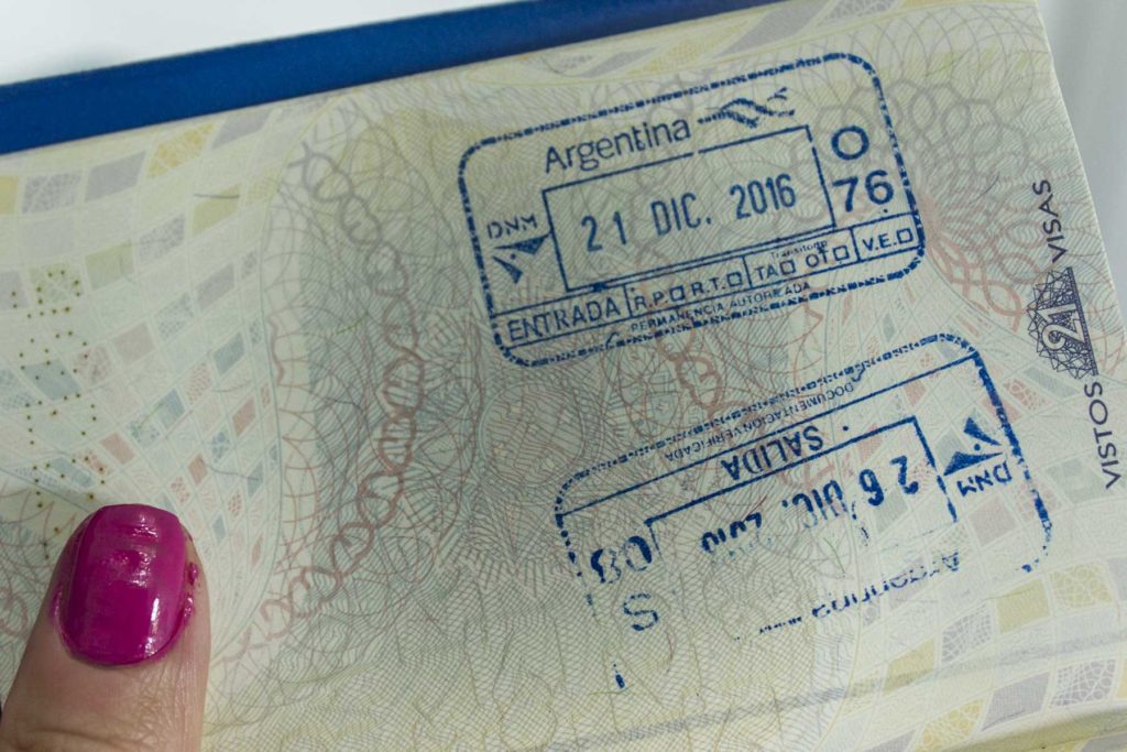 Passaporte com vistos de entrada e saída da Argentina