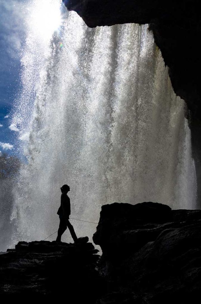 Mulher admira a Cachoeira de São Romão, no Parque da Chapada das Mesas