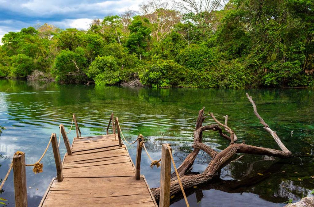 Píer leva à Lagoa do Japonês, no Jalapão (Tocantins)