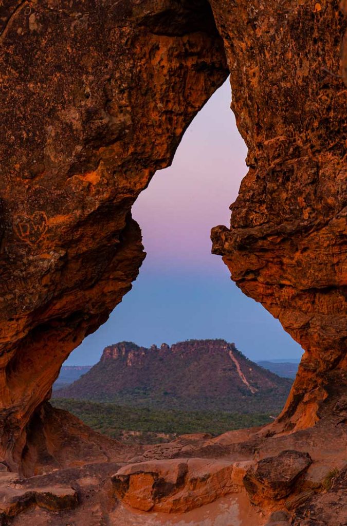 Morro do Chapéu visto através do Portal da Chapada, em Carolina (MA)