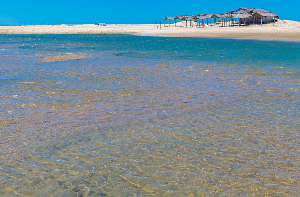 Barracas na praia da Barra Nova, em Morro Branco