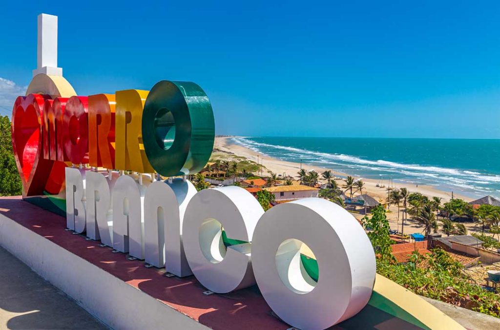 Letreiro é símbolo da Praia de Morro Branco, em Beberibe