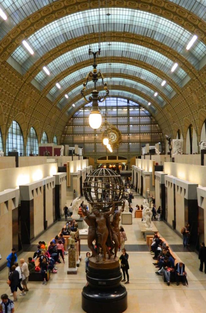 Visitantes percorrem o átrio cheio de esculturas do Museu D'Orsay, em Paris