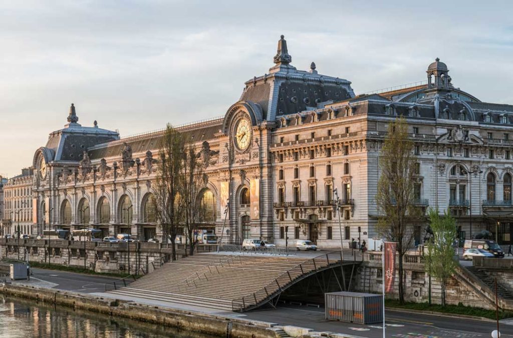 Fachada do Museu D'Orsay iluminada pelo entardecer, em Paris