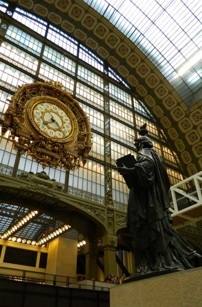 Escultura e relógio se destacam no átrio do Museu D'Orsay, em Paris