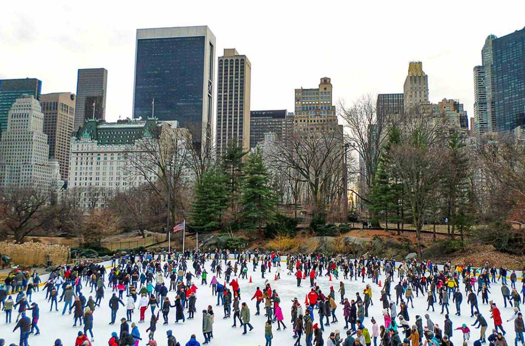 Centenas de pessoas patinam no Wollman Rink, no Central Park