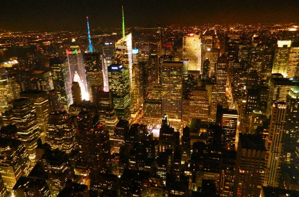 Nova York vista do alto do Empire State Building à noite