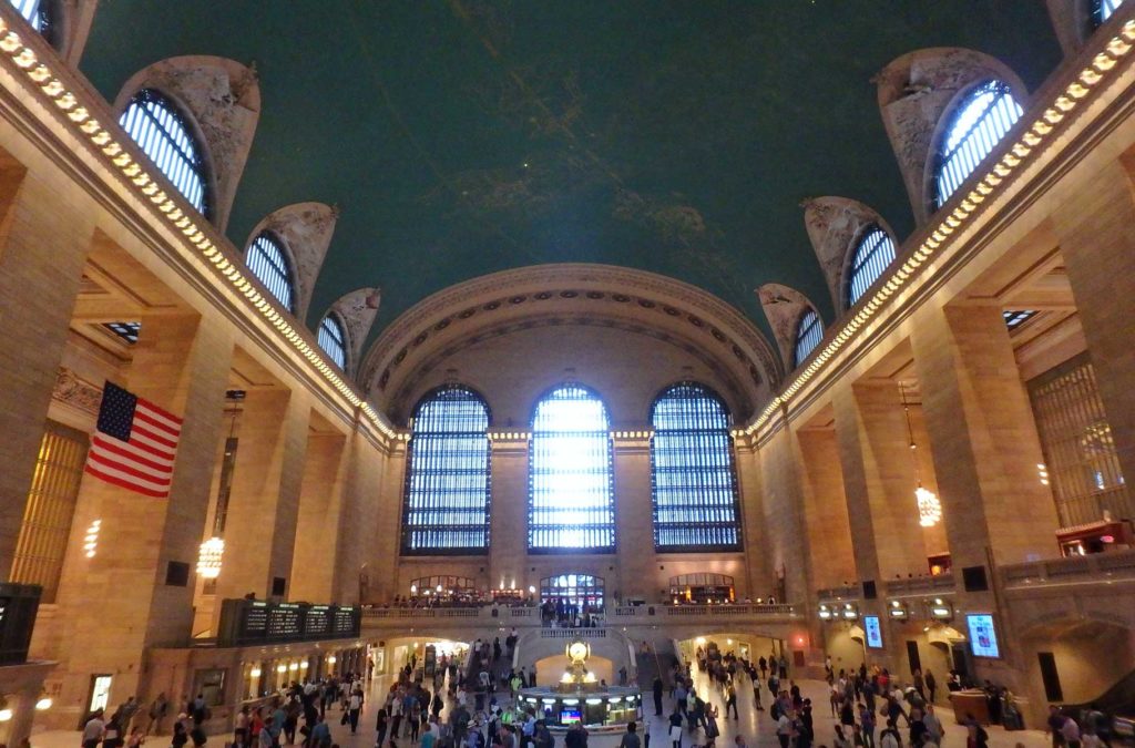Pessoas circulam pelo salão principal do Grand Central Terminal de Nova York