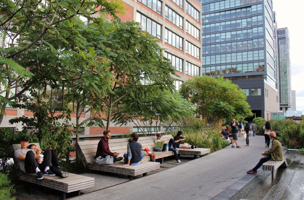 Visitantes aproveitam as espreguiçadeiras do parque The High Line