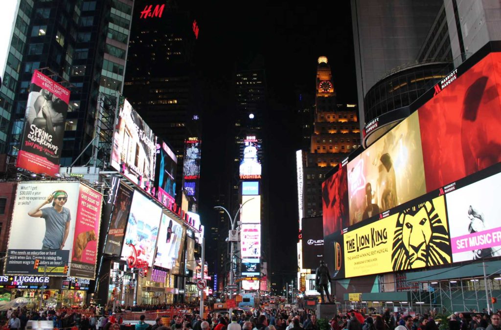 Luzes de neon brilham nos prédios ao redor da Times Square