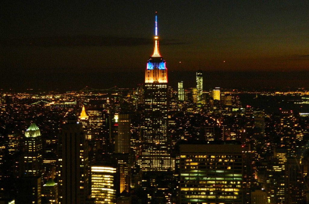 Empire State visto do Top of the Rock iluminado à noite