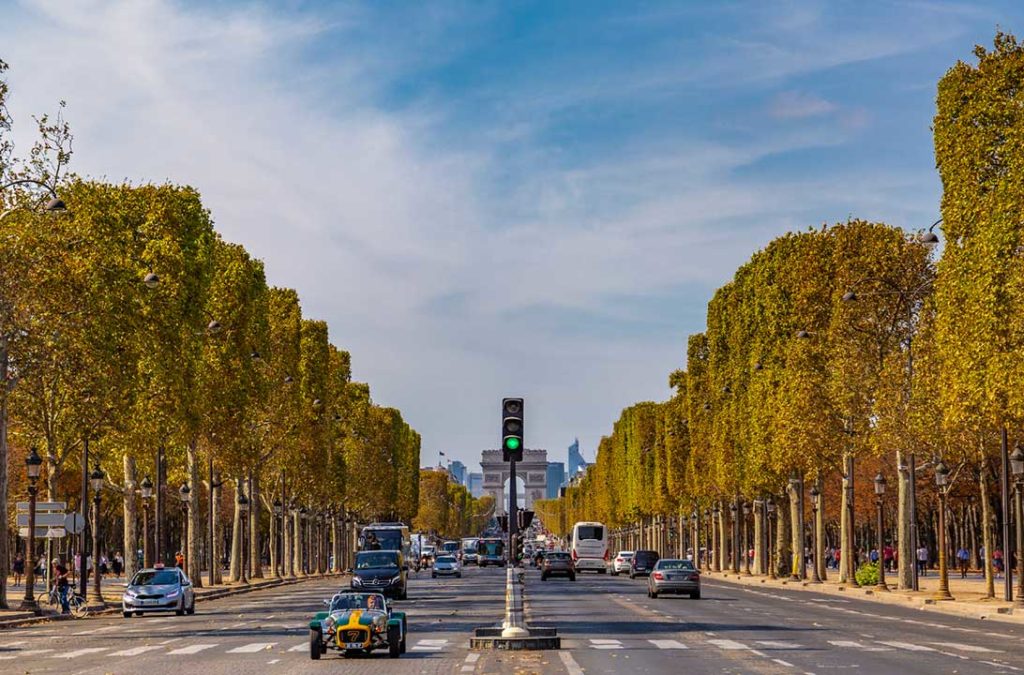 Carros param no sinal vermelho na Avenida dos Champs-Élysées, em Paris