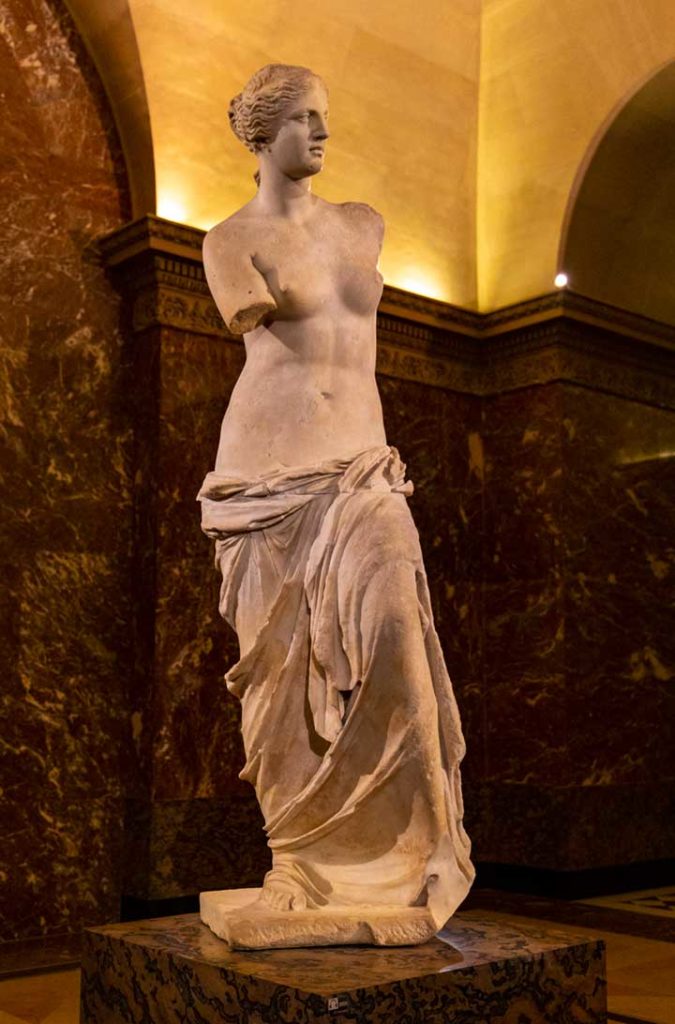 Escultura Vênus de Milo, no Museu do Louvre, em Paris