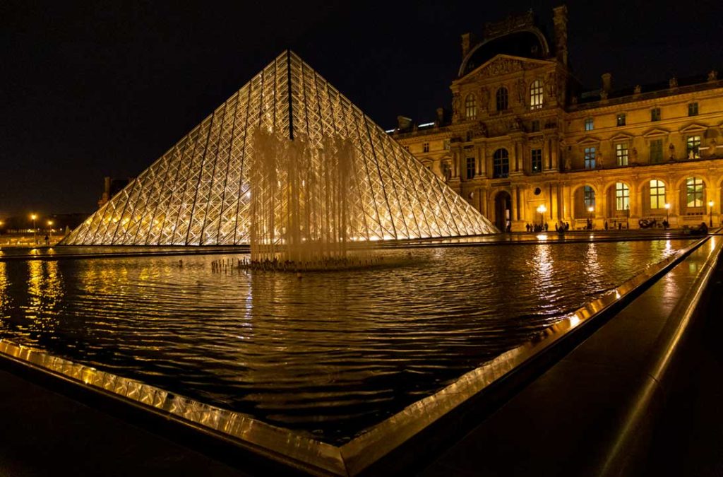Pirâmide do Museu do Louvre, em Paris, iluminada à noite