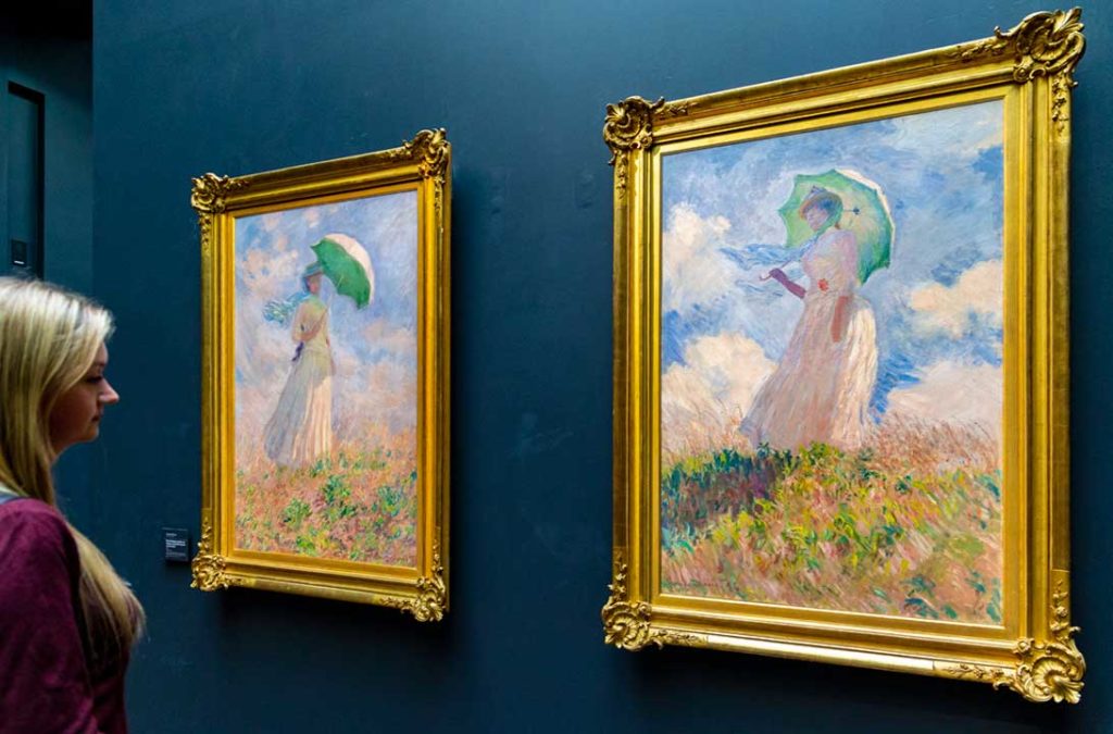 Mulher admira obras de Monet no Museu D'Orsay, em Paris