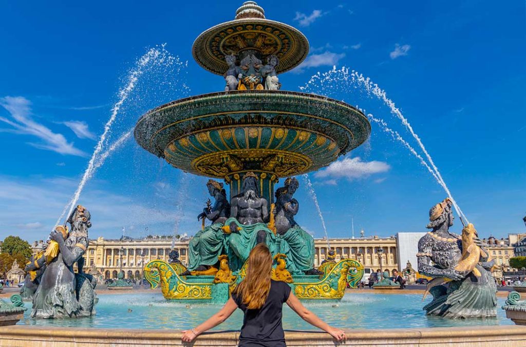 Mulher admira uma das fontes monumentais da Place de la Concorde, em Paris