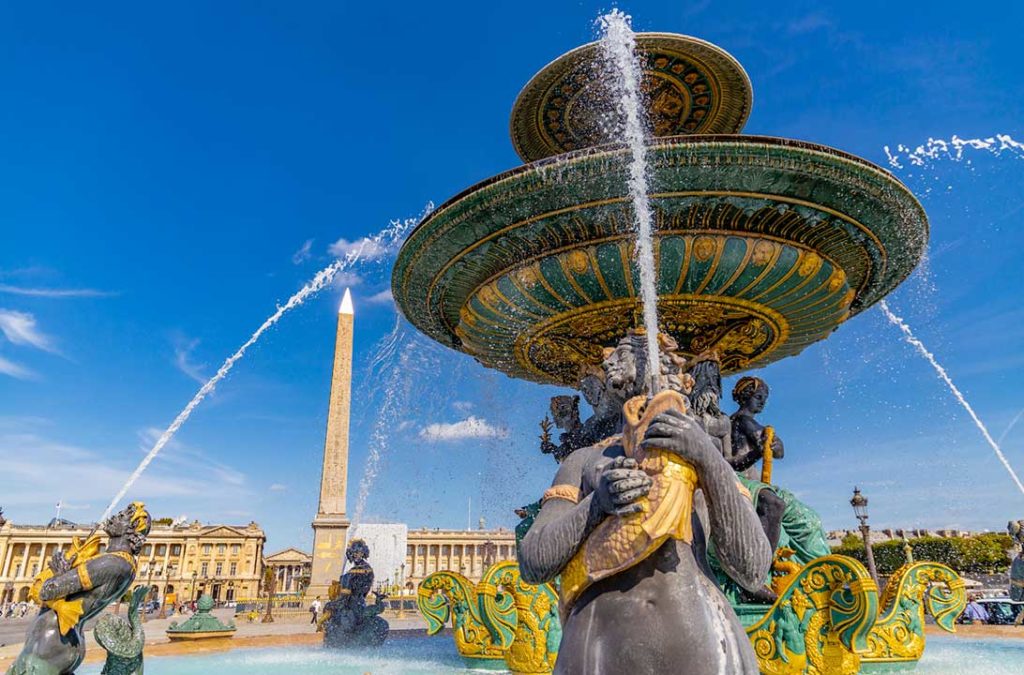 Fonte da Praça de la Concorde, com o Obelisco ao fundo, em Paris