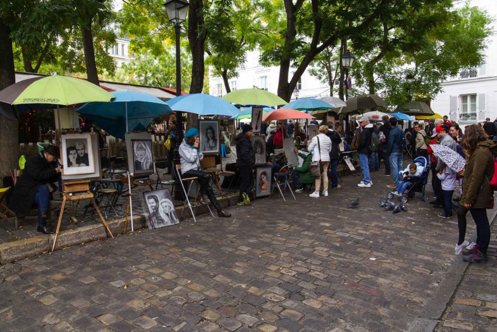 Artistas vendem obras na Place de Tartre, no bairro de Montmartre, em Paris