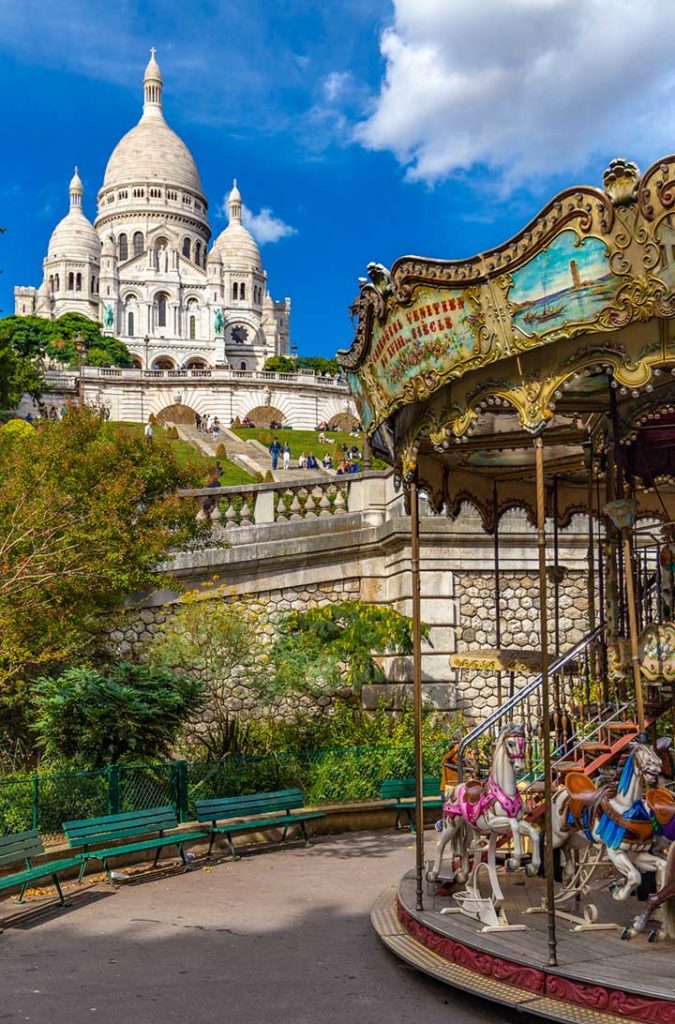 Carrossel com a Basílica do Sacré Coeur ao fundo, em Paris